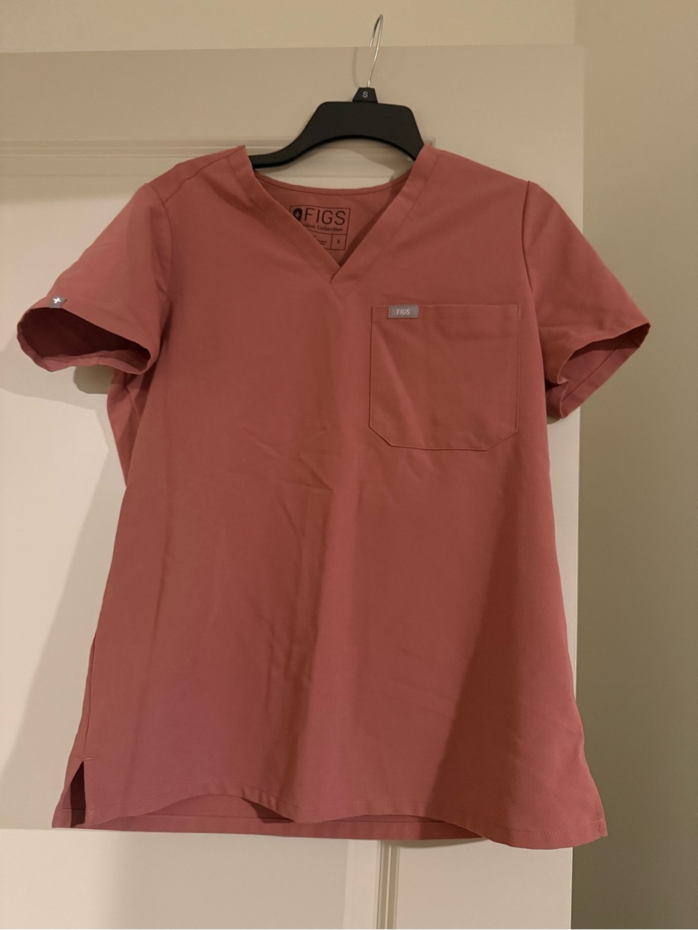 Figs women’s V-Neck Scrub Top in Dusty Rose